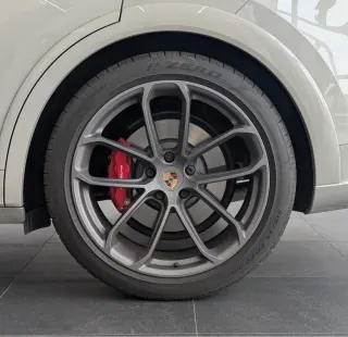 Porsche Cayenne GTS 2025