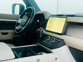Land Rover Defender 2024