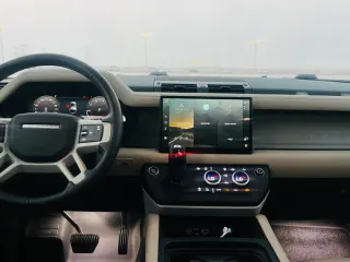 Land Rover Defender 2024