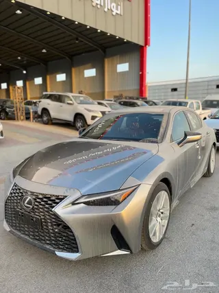 لكزس IS 2025