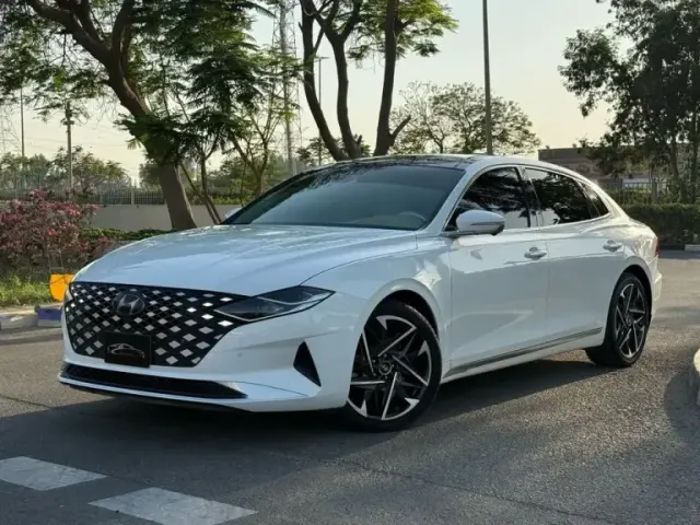2021 HYUNDAI AZERA FULL OPTION gcc specs full service history