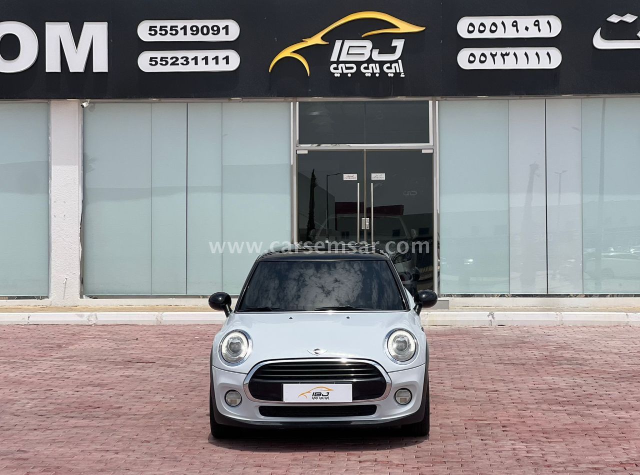 Mini Cooper 2018 — CarSemsar