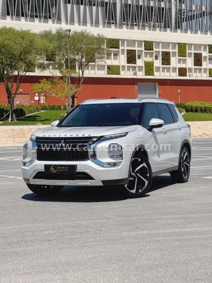 Mitsubishi Outlander 2025 — CarSemsar