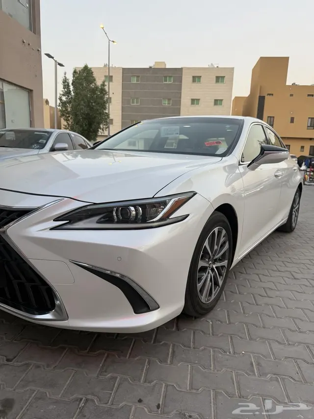 Lexus ES 2023