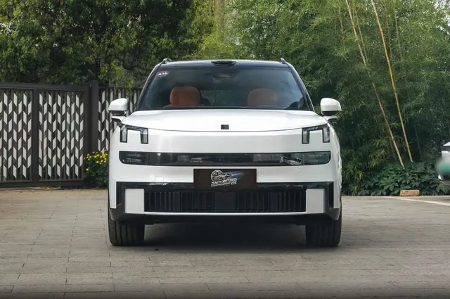 Lynk & Co 900 2025