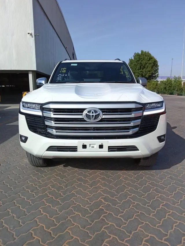 Toyota Land Cruiser VX 2025