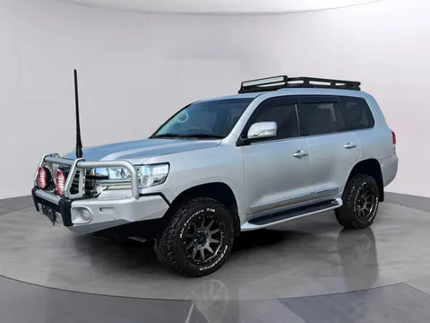 Toyota Land Cruiser 2017 — YallaMotor
