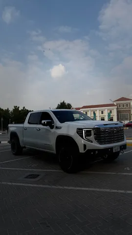 GMC Sierra Denali 2023 — YallaMotor