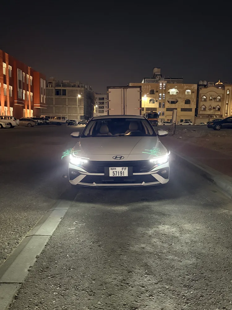 Hyundai Elantra 2025 — YallaMotor