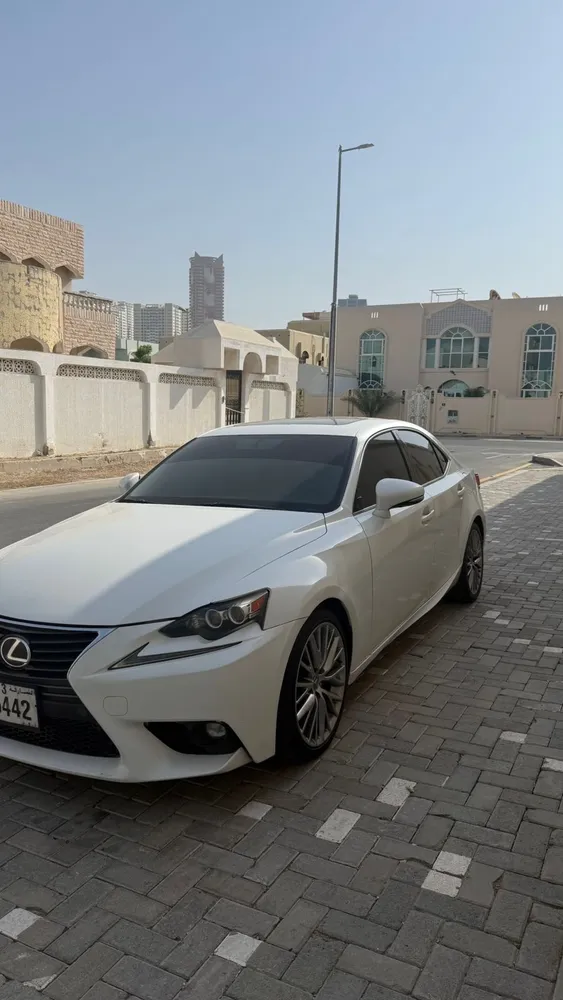 Lexus IS 2015 — YallaMotor