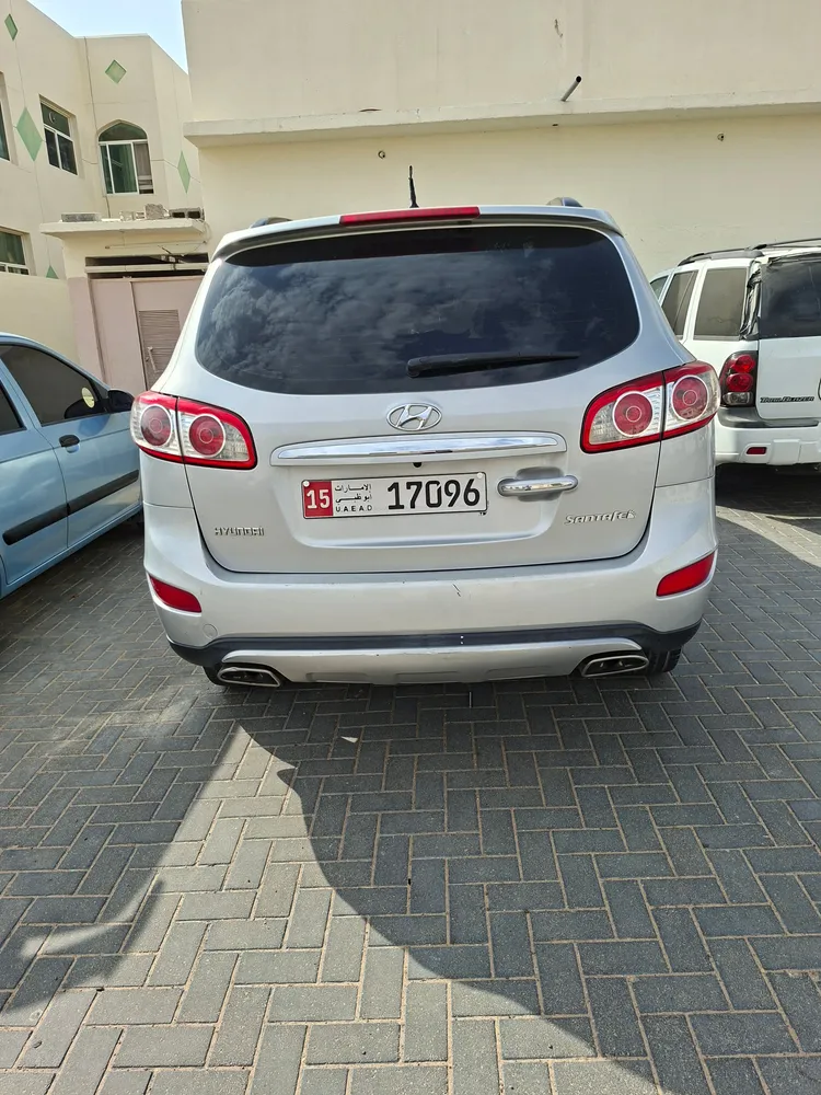 Hyundai Santa Fe 2012 — YallaMotor